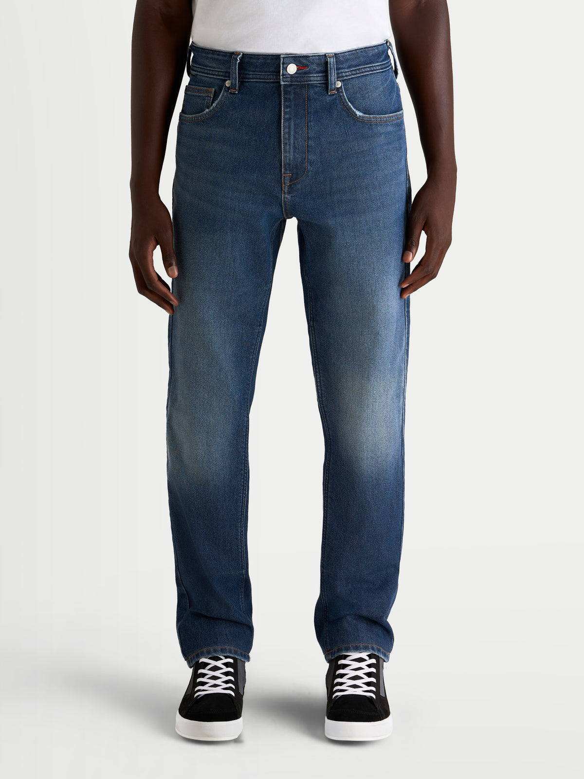 Alpinestars Flex Ast 8 Denim byxor, blå motorcykeljeans för herr med enlagersdenim och skyddsfunktioner, framifrån på modell som bär vardagssneakers