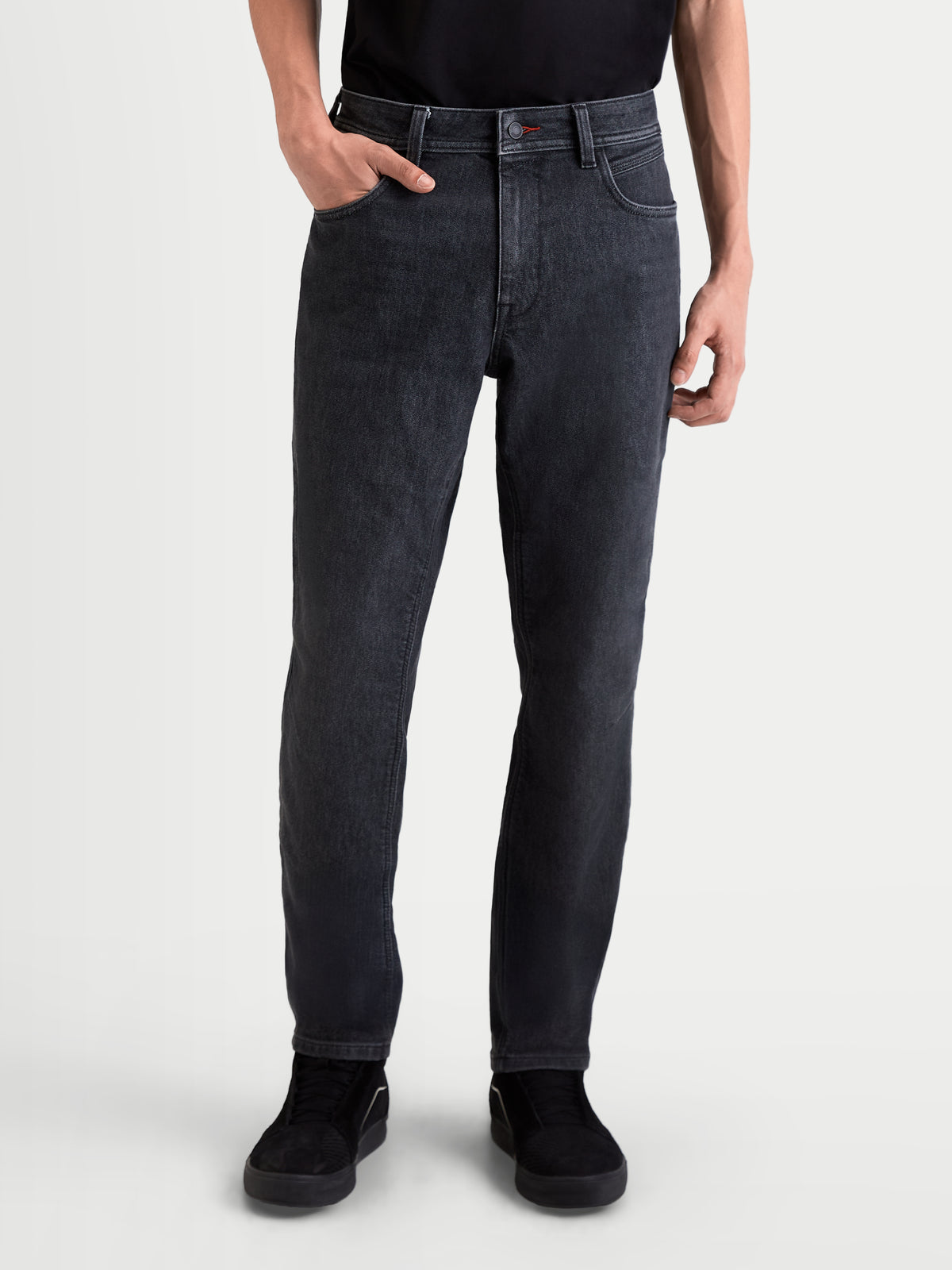 Alpinestars Flex-AST 7 denim byxor, svarta urban motorcykeljeans för herr i enfärgad teknisk denim med AA-certifierat skydd, bars av en manlig modell framifrån