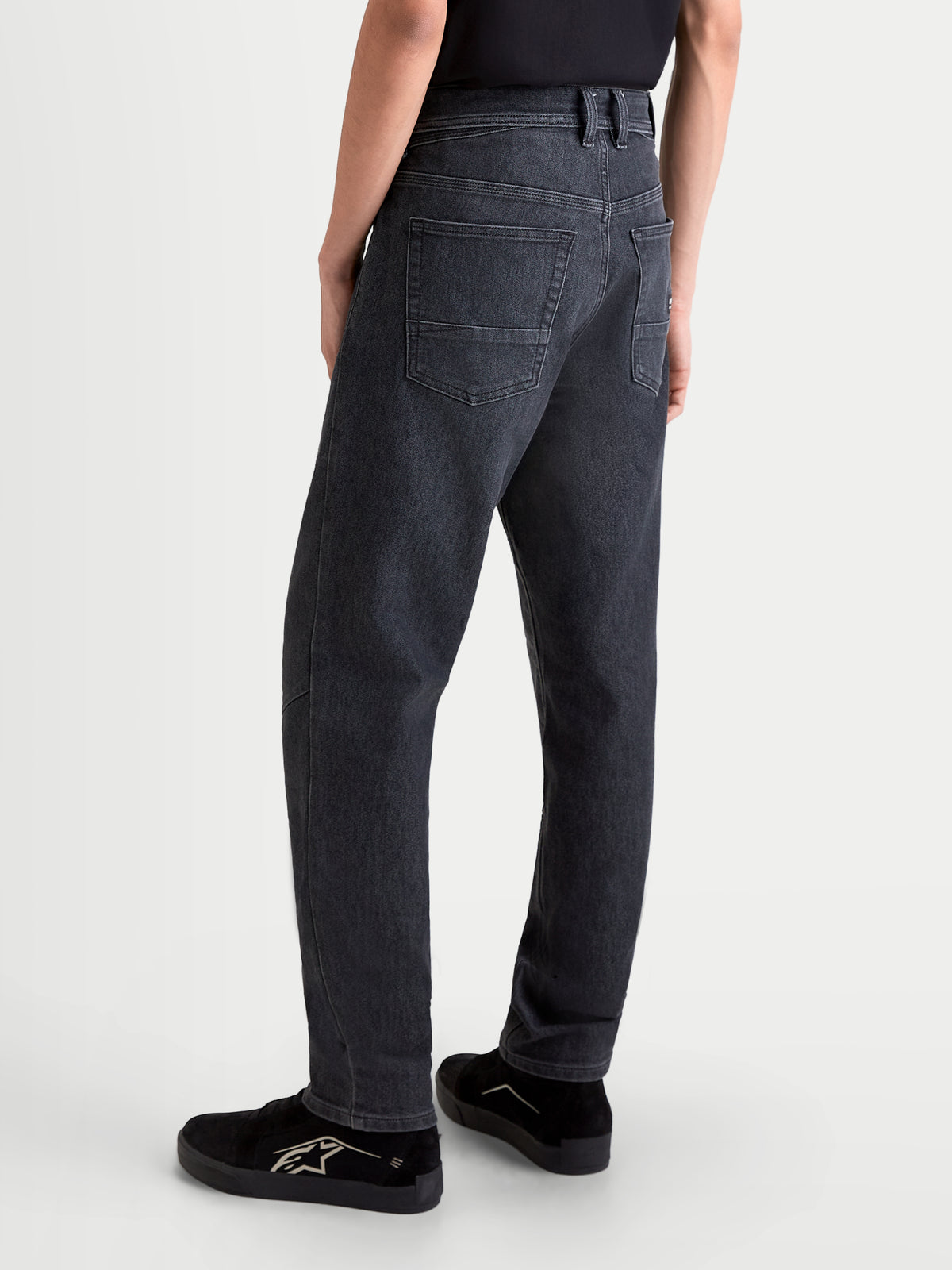 Alpinestars Flex Ast 7 denimbyxor, svarta urban motorcykeljeans för herr med enkellagers teknisk denimkonstruktion och regular cut, vy bakifrån på modell