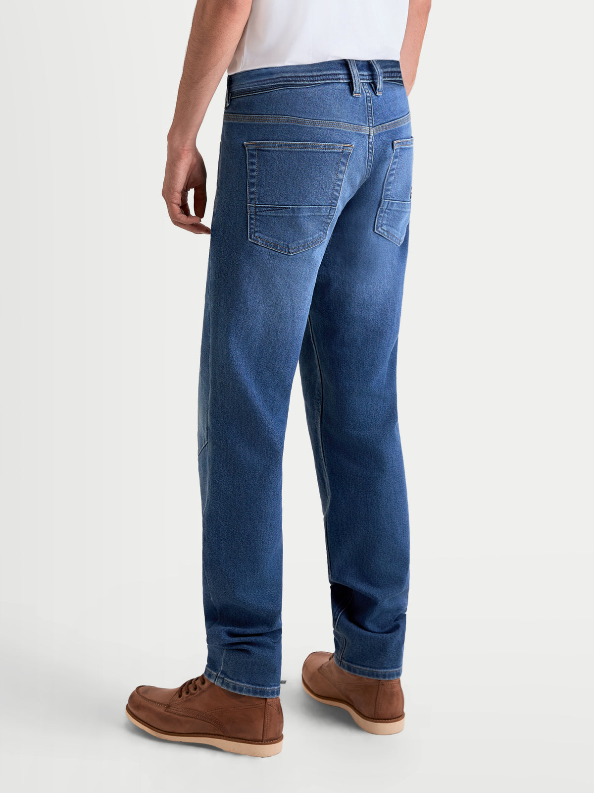 Alpinestars Flex Ast 7 Denim byxor, ljusblå motorcykeljeans för herr, vy bakifrån som visar enkellagers teknisk denimkonstruktion och femficksdesign, bars av en manlig modell