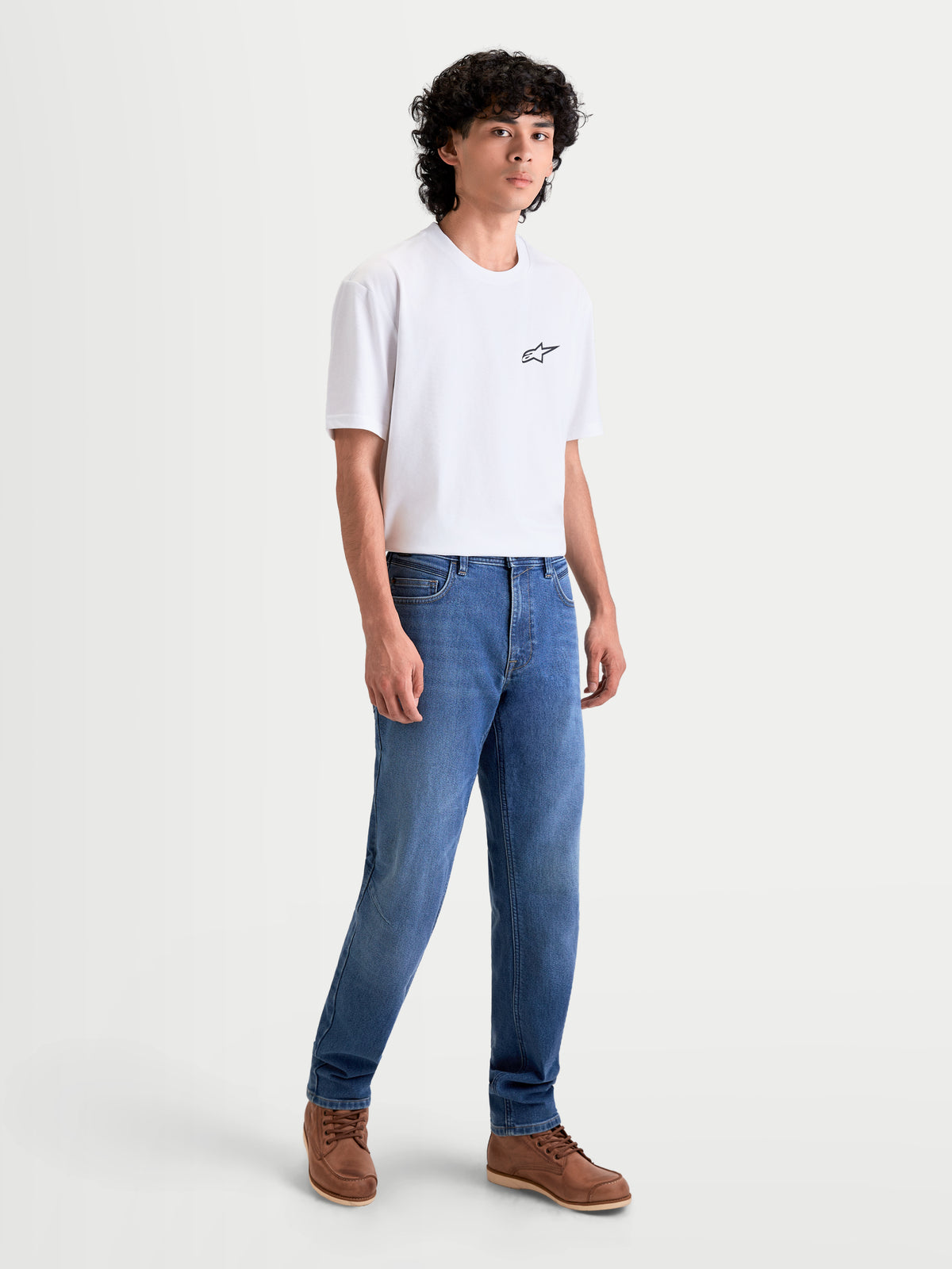 Alpinestars Flex Ast 7 Denim byxor, ljusblå motorcykeljeans för herr med CE-certifiering, framifrån på en modell i vit t-shirt och bruna skor