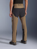 Alpinestars Flex-AST Explorer-byxor, Walnut Black äventyrsmotorcykelbyxor, baksida med svarta ripstop-paneler på sätet och benen, elastisk linning och slitstark stretchtextilkonstruktion.