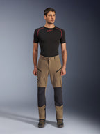 Alpinestars Flex-AST Explorer Pants, motorcykelbyxor för touring, valnötsbruna och svarta, med förstärkta knäpaneler och lårfickor med dragkedja, bärs med svart kortärmat underställ, helkroppsvy