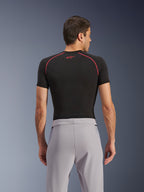 Alpinestars Aeroshell Airflow byxor, Mid Gray, vy bakifrån, bärs med ett svart kortärmat underställ med röda sömmar och logotyp, med lätt stretch-softshell och meshpaneler för maximal ventilation, ergonomisk sportpassform för motorcykelkörning