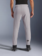 Alpinestars Aeroshell Airflow Pants, motorcykelbyxor, mellangrå, baksida som visar laserperforerade zoner på vaderna och svart Astars-logotyp, textil softshell-konstruktion med svarta ankelmuddar och meshpaneler vid höfterna.