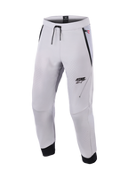 Alpinestars Aeroshell Airflow byxor, mellangrå motorcykelbyxor med laserperforerade ventilationszoner, ASTARS-logotyp på vänster lår, midja med dragsko och svarta ankelmuddar, teknisk softshelldesign för sport- och stadskörning