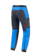 Alpinestars Maxdura Dual byxor, äventyrsmotorcykelbyxor, kungsblå och mörkgrå, vy bakifrån med ventilationsfickor med dragkedja och röda detaljer, förstärkta grå sätespaneler och en hållbar konstruktion i flera material för terrängkörning