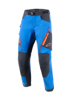 Alpinestars Maxdura Dual byxor, äventyrsmotorcykelbyxor, kungsblå och mörkgrå, orangefärgade ventilationsöppningar med dragkedja på låren, förstärkta grå knä- och sätespaneler, orange Astar-logotyp på sidan, magnetiskt midjespänne, teknisk offroad-utrustning