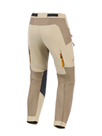 Alpinestars Maxdura Dual Pants, Walnut Aluminum, baksida av äventyrsmotorcykelbyxor i beige och brunt, med svarta förstärkta paneler på insidan av knäna, bakre luftutlopp med dragkedja, röd logotypdetalj och slitstark stretch-polyamid för dual-sport-körning.