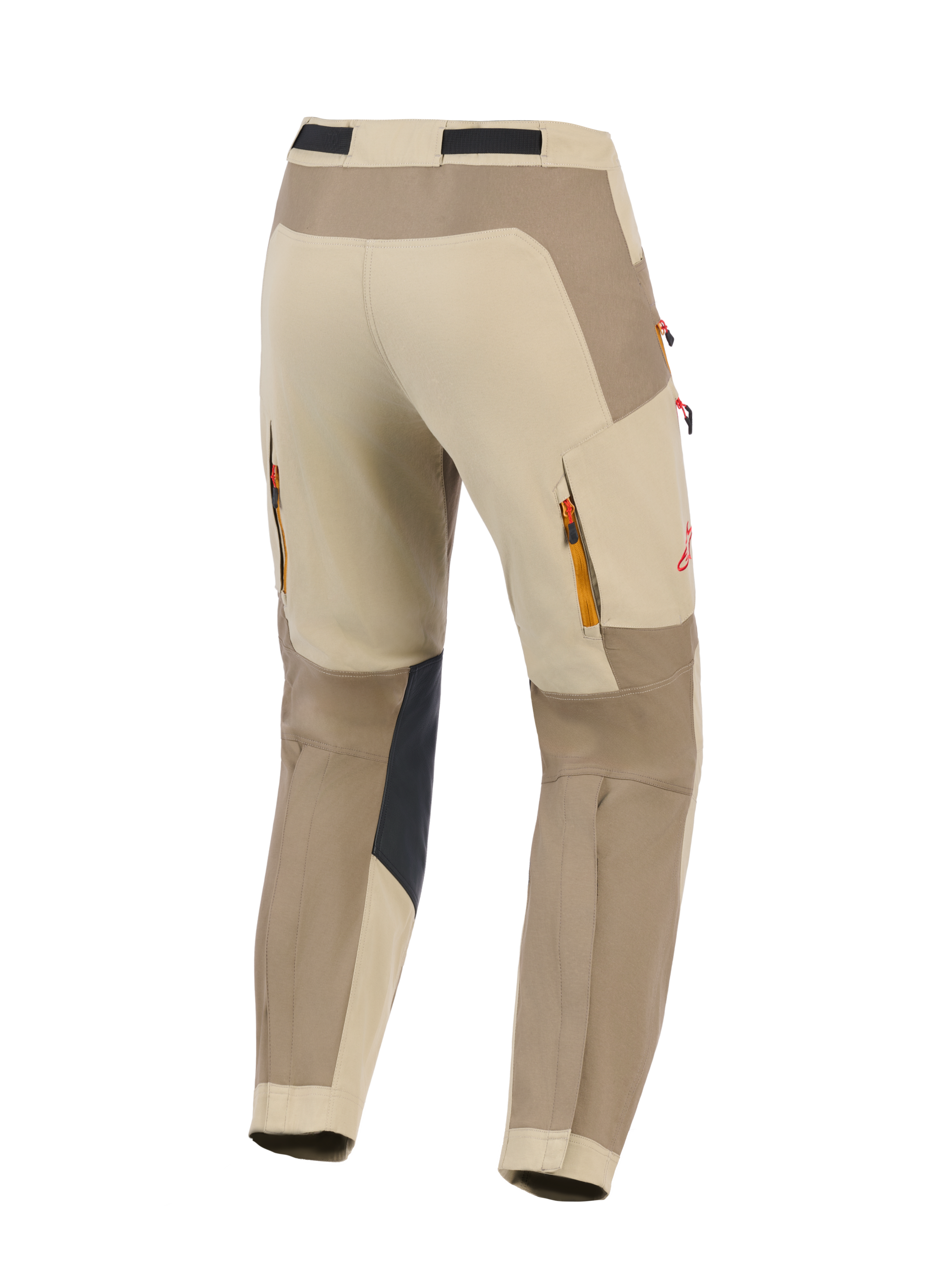 Alpinestars Maxdura Dual Pants, Walnut Aluminum, baksida av äventyrsmotorcykelbyxor i beige och brunt, med svarta förstärkta paneler på insidan av knäna, bakre luftutlopp med dragkedja, röd logotypdetalj och slitstark stretch-polyamid för dual-sport-körning.