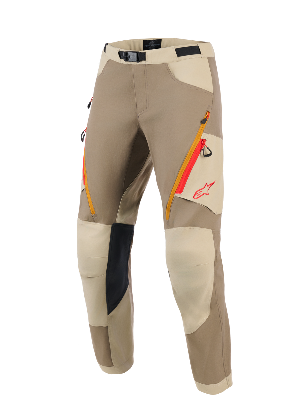 Alpinestars Maxdura Dual byxor, äventyrsbyxor för motorcykel, färgställning i valnöt och aluminium, med orange och röda lårfickor med dragkedja, ljusbeige förstärkta knäpaneler med svart greppyta på insidan och röd Alpinestars-logotyp, designade för dual-sport-körning