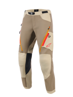 Alpinestars Maxdura Dual byxor, äventyrsbyxor för motorcykel, färgställning i valnöt och aluminium, med orange och röda lårfickor med dragkedja, ljusbeige förstärkta knäpaneler med svart greppyta på insidan och röd Alpinestars-logotyp, designade för dual-sport-körning