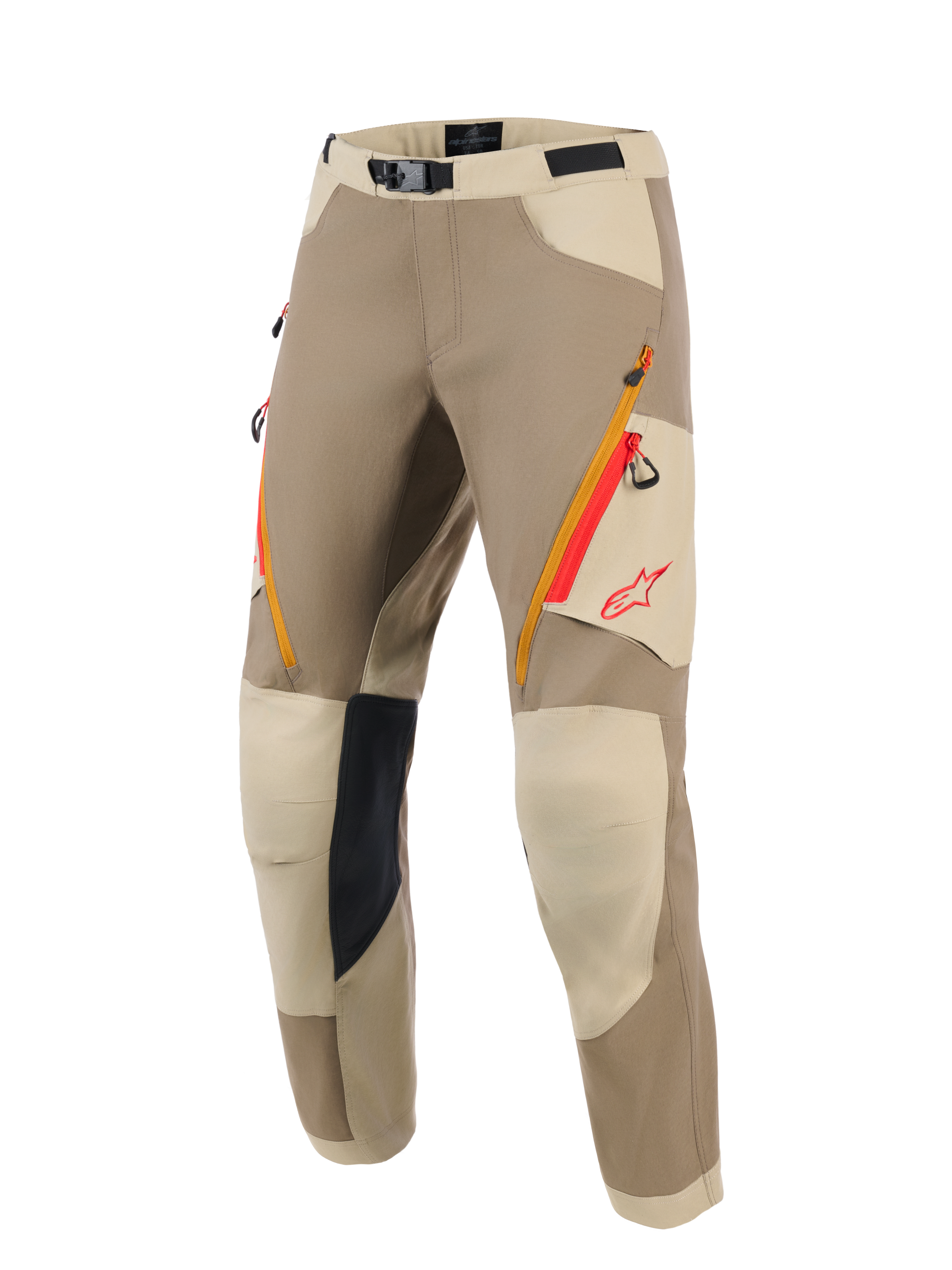 Alpinestars Maxdura Dual byxor, äventyrsbyxor för motorcykel, färgställning i valnöt och aluminium, med orange och röda lårfickor med dragkedja, ljusbeige förstärkta knäpaneler med svart greppyta på insidan och röd Alpinestars-logotyp, designade för dual-sport-körning