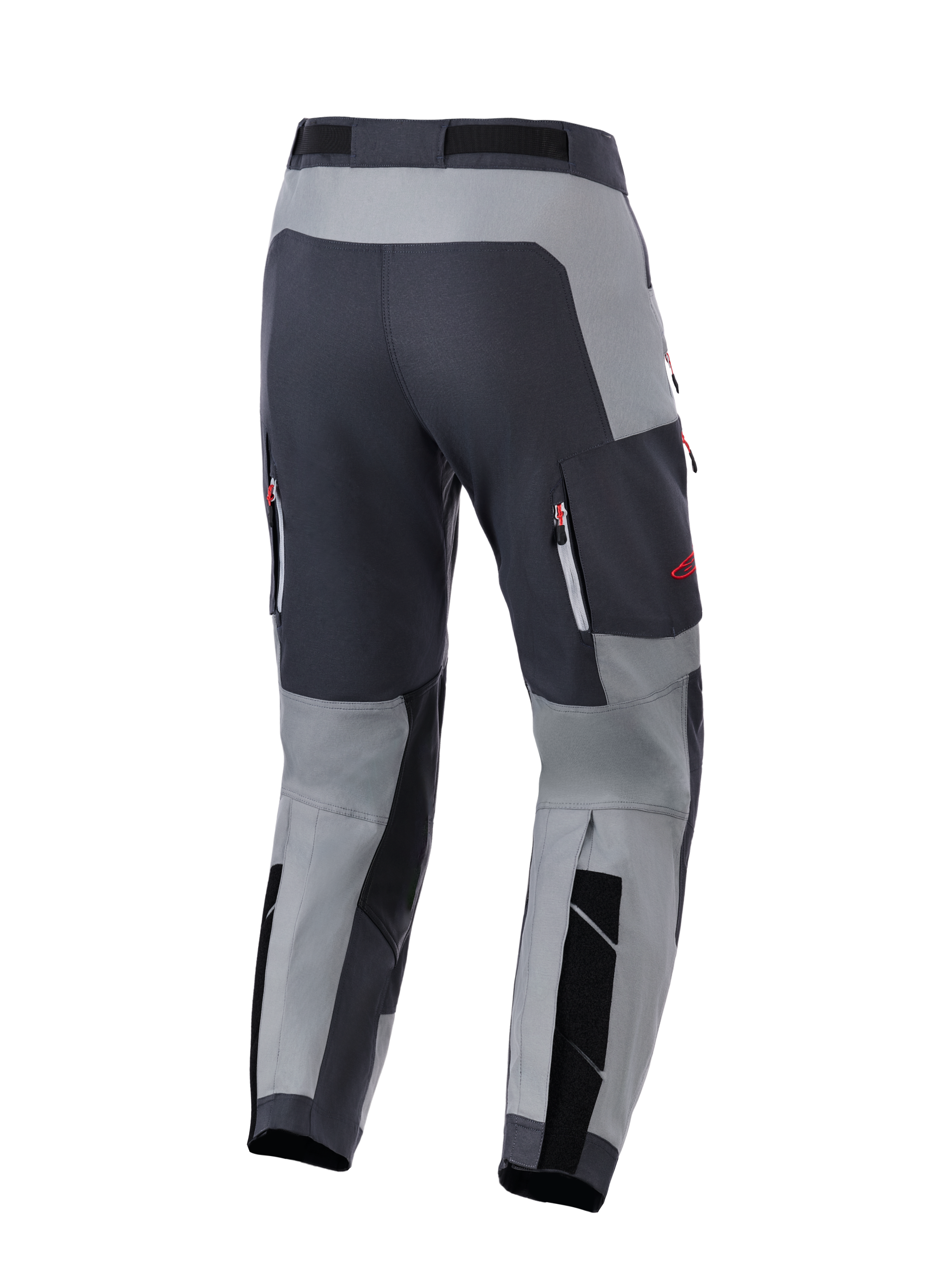 Alpinestars Maxdura Dual byxor, äventyrsbyxor för motorcykelkörning, mörkgrå och djupgrå, baksida som visar förstärkt sätesområde och ventilationsfickor med dragkedja och röda detaljer, designade för dual-sport-prestanda.