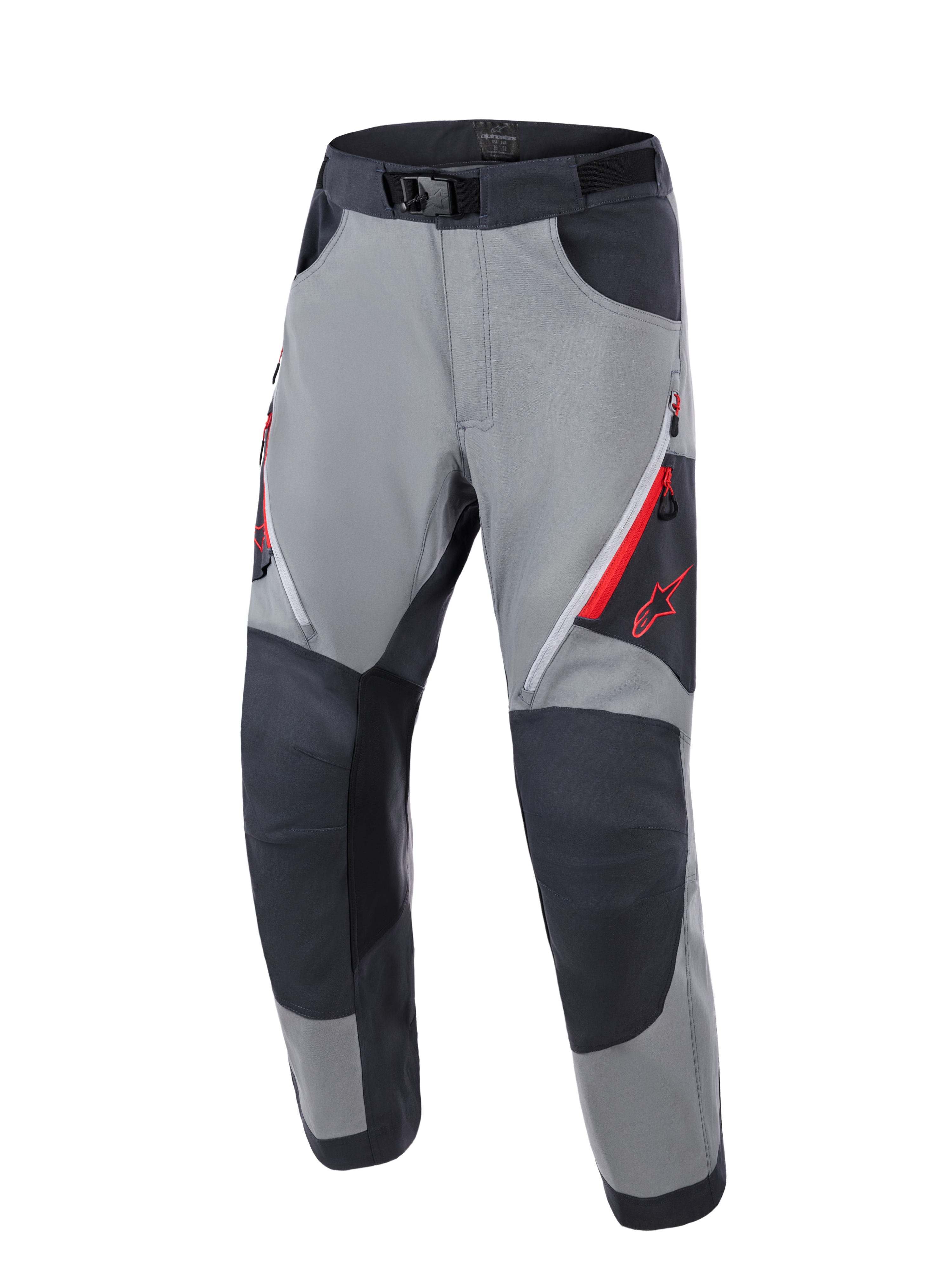 Alpinestars Maxdura Dual-byxor, äventyrsmotorcykelbyxor, mörkgrå och djupgrå, med förstärkta mörkgrå knäpaneler, röda ventilationsöppningar med dragkedja på låren, röd Astars-logotyp på låret och justerbart midjebälte med magnetspänne, designade för dual-sport-körning