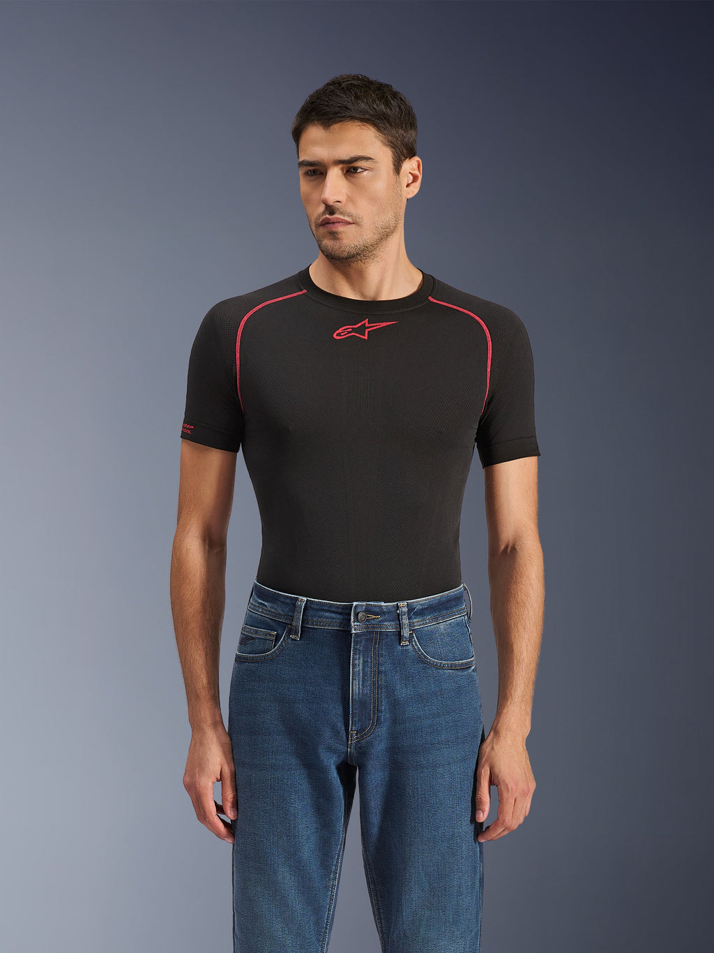 Alpinestars Flex-AST 5 Denim Pants i Indigo Washed, urbana motorcykeljeans med en avsmalnande passform, bärs av en manlig modell med ett svart kortärmat baslager med röda detaljer, avslappnad road-to-street-styling
