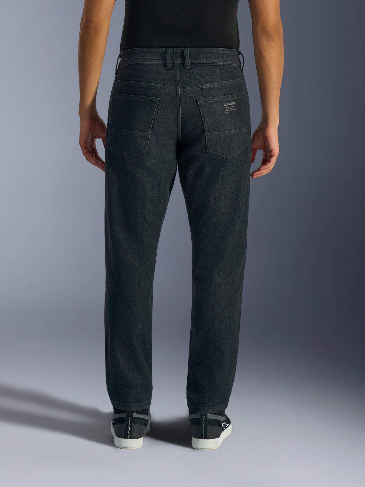 Alpinestars Flex-AST 5 Denim Pants, urbana motorcykeljeans för herr, tvättad svart, vy bakifrån på modell som visar bakfickor, diskret märkesdetalj och regular tapered passform.