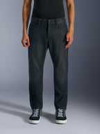 Alpinestars Flex-AST 5 jeans i tvättad svart, MC-jeans för herr i urban stil, framifrån på modell med regular tapered passform, monolager stretchjeans-konstruktion och integrerade knäskyddsfickor.