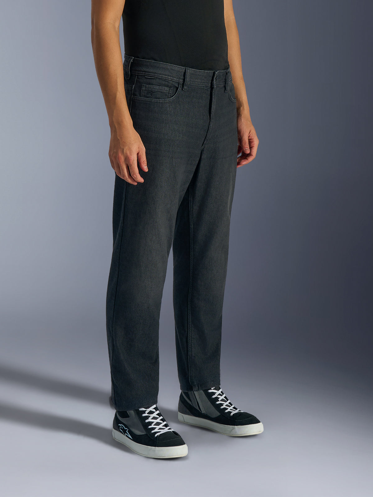 Alpinestars Flex-AST 5 Denim Pants i Black Washed, trekvartsvy framifrån på modell som framhäver den avsmalnande standardpassformen och slitstarka konstruktionen i stretchjeans hos dessa CE-certifierade motorcykelbyxor för stadskörning.