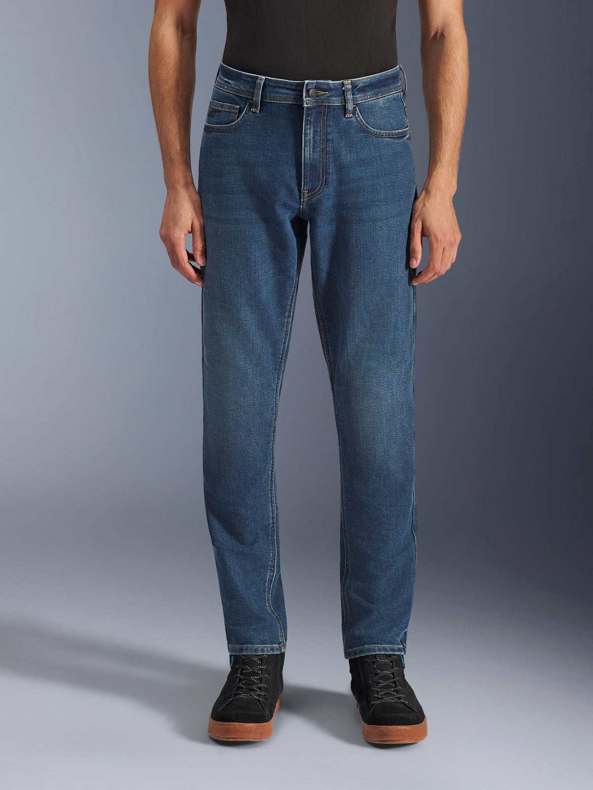 Alpinestars Flex-AST 5 Denim Pants, MC-jeans för herr för stadskörning, tvättad indigoblå, framifrån på modell, monolager stretchjeans med avsmalnande passform och CE-skydd