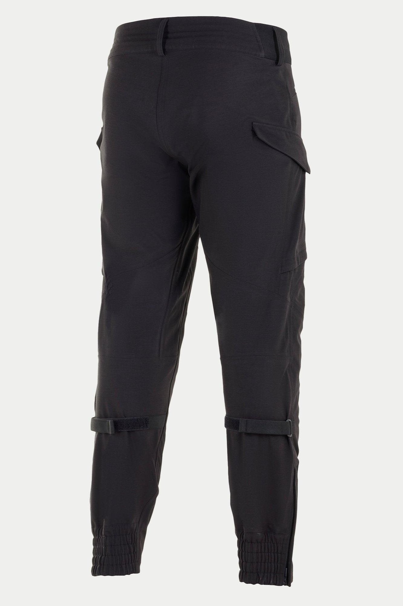 Alpinestars Juggernaut Waterproof Pants, svarta motorcykelbyxor, baksida med elastiska ankelmanschetter, vadvolymjusterare och cargofickor, 3-lagers softshell-konstruktion för stads- och vägkörning