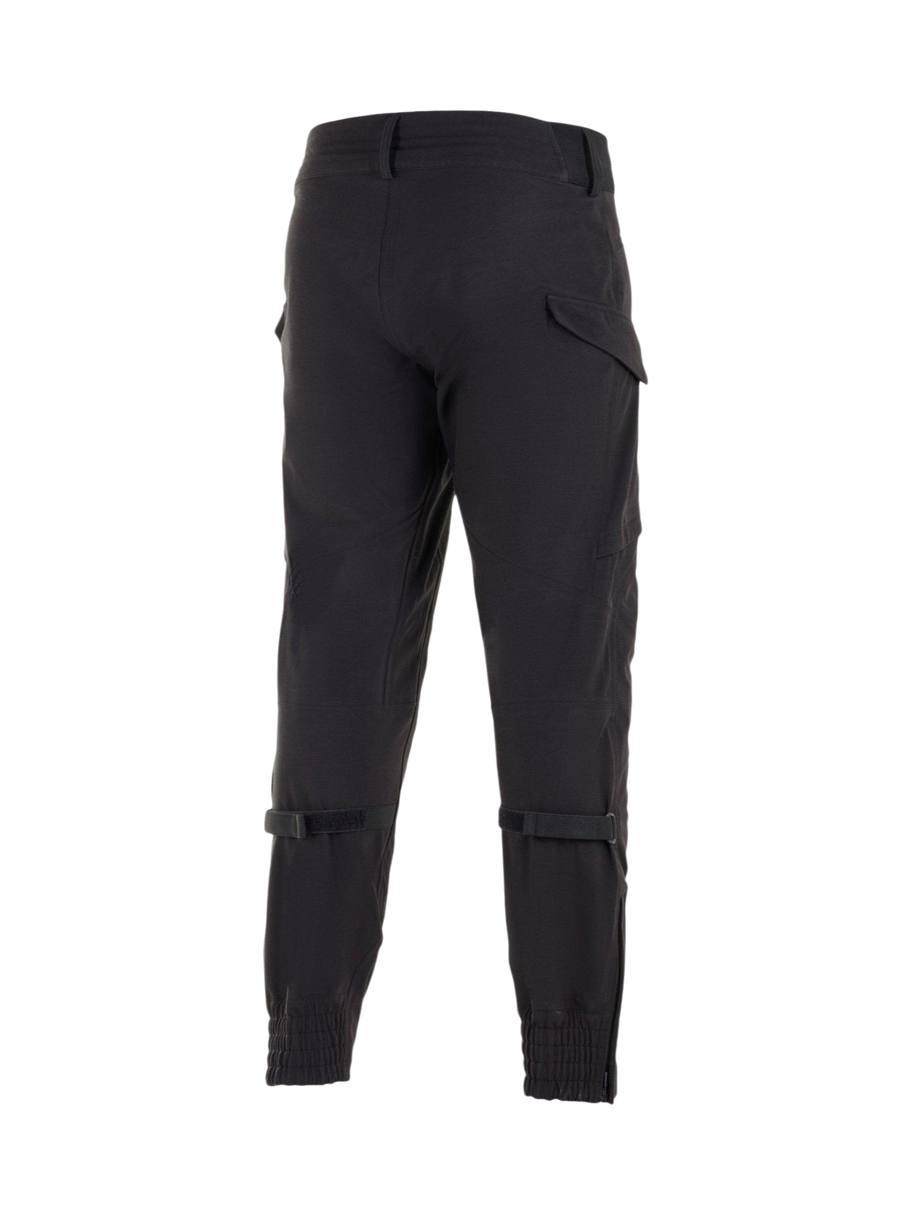 Alpinestars Juggernaut Vattentät Byxor, svarta urban motorcykelbyxor för herr i softshell, vy bakifrån med vadjusterare.