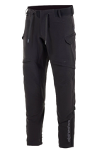 Alpinestars Juggernaut Waterproof-byxor, motorcykelbyxor, svarta, softshell-konstruktion med vattentätt membran, ventilationsöppningar på låren, cargofickor med dragkedja, elastisk midja med dragsko och ankelmuddar, utrustning för stadskörning