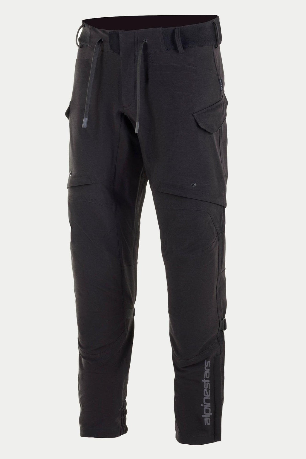 Alpinestars Juggernaut Waterproof-byxor, motorcykelbyxor, svarta, med dragsko i midjan och elastiskt midjeband, cargofickor med dragkedja på låren, vertikal Alpinestars-logotyp på underbenet, avslappnad softshell-textilkonstruktion