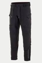 Alpinestars Juggernaut Waterproof-byxor, motorcykelbyxor, svarta, med dragsko i midjan och elastiskt midjeband, cargofickor med dragkedja på låren, vertikal Alpinestars-logotyp på underbenet, avslappnad softshell-textilkonstruktion