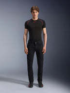 Alpinestars Copper V3 Denim Pants i Black Rinse, bekväm regular-passform med raka ben, bärs av en manlig modell med en svart baslagertröja med röda kontrastsömmar och svarta mc-sneakers, urban motorcykelensemble