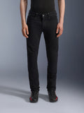 Alpinestars Copper V3 Denim Pants, svarta motorcykeljeans i Black Rinse, regular comfort-passform med raka ben, framfickor och bälteshällor, visas på modell med svarta och röda sneakers, premium riddenim för stadspendling