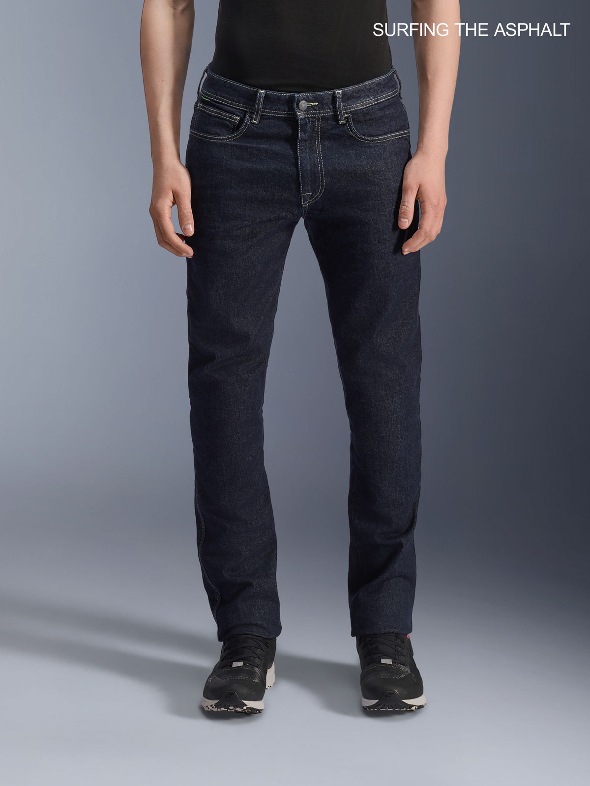 Alpinestars Copper V3 jeans, urbana motorcykelbyxor för herr i sköljblå, framifrån på modell som bär raka stretchjeans med aramidfiberförstärkning och CE-certifierat skydd