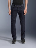 Alpinestars Copper V3 Denim Pants, urbana motorcykeljeans för herrar, Rinse Blue, konstruktion i stretchig bomullsdenim med normal passform och raka ben, framifrån på modell.