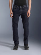 Alpinestars Copper V3 Denim Pants, urbana motorcykeljeans för herrar, Rinse Blue, konstruktion i stretchig bomullsdenim med normal passform och raka ben, framifrån på modell.