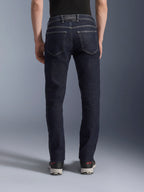 Alpinestars Copper V3 Denim Pants, urbana MC-jeans för herrar i Rinse Blue, vy bakifrån på modell som visar rak passform, bakfickor och kontrastsömmar.