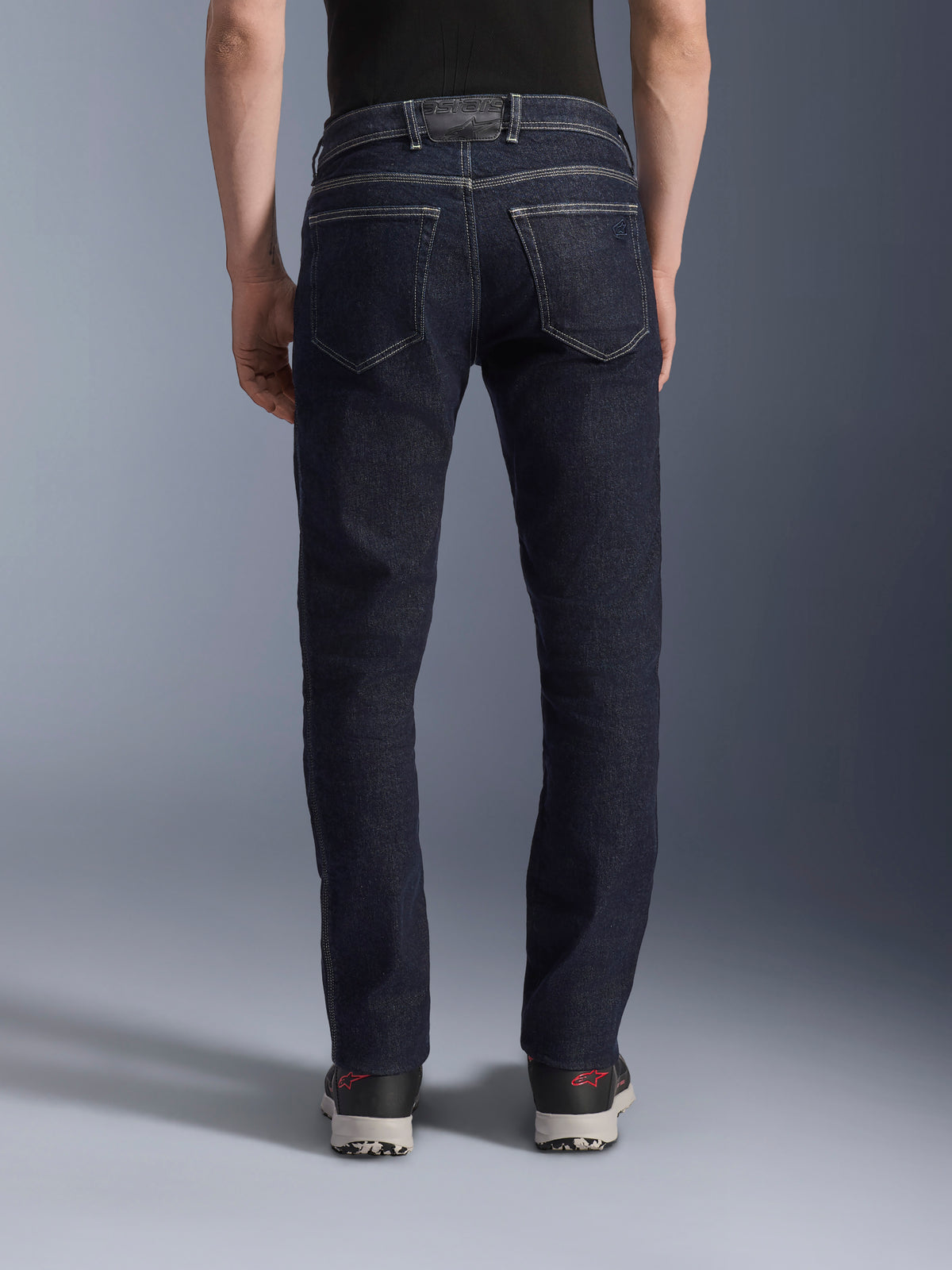 Alpinestars Copper V3 Denim Pants, urbana MC-jeans för herrar i Rinse Blue, vy bakifrån på modell som visar rak passform, bakfickor och kontrastsömmar.