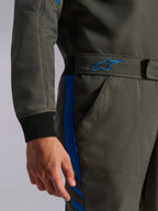 Alpinestars GP Race V3 Suit FIA, Anthracite Blue racingoverall, närbild av midjepartiet med ett justerbart bälte med broderad logotyp, sidoficka och svart ribbstickad mudd.