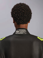 Alpinestars GP Race V3 Suit FIA, svart och gul fluo, närbild på kragens baksida som visar FIA 8856-2018-certifieringsetiketten, professionell bilracingoverall