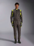 Alpinestars GP Race V3-overall FIA, föraroverall för bilracing, svart och fluorescerande gul, bärs av en modell med matchande racinghandskar och skor, med neongula detaljer på axlar, midja och ärmar, professionell motorsportutrustning