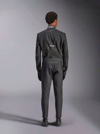 Alpinestars Hypertech V3 Suit, Black Dark Shadow, baksida av en professionell racingoverall i ett stycke för bilracing, med FIA-certifieringsetikett på kragen och "Alpinestars" och "RACING AHEAD"-märkning på ländryggen, bärs med matchande svarta racinghandskar och stövlar.