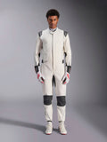 Alpinestars Hypertech V3-dräkt, professionell racingdräkt för bilsport, vit, svart och silver, bärs av en modell med röd-vita handskar och matchande vita racingskor, med svarta kontrastpaneler och Alpinestars-logotyper, atletisk slim fit-design