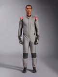 Alpinestars Hypertech V3 Suit, professionell racingoverall i mellangrått, svart och röd fluo, bärs av en modell med svarta racinghandskar och skor, med en atletisk och smal passform, röd fluo-detaljer på axlarna och svarta paneler på knän och sidor.