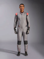 Alpinestars Hypertech V3 Suit, professionell racingoverall i mellangrått, svart och röd fluo, bärs av en modell med svarta racinghandskar och skor, med en atletisk och smal passform, röd fluo-detaljer på axlarna och svarta paneler på knän och sidor.