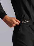 Alpinestars Limited Edition Lamborghini GP Tech V4 Dräkt FIA, racingdräkt, svart, närbild på den elastiska midjekonstruktionen som justeras för hand för en åtsmitande passform, med en silverfärgad Alpinestars-logotyp på bältet