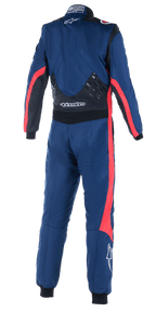 Alpinestars GP Pro Comp V2 FIA-overall, bakifrån på en hel racingoverall för bilsport, marinblå med svarta och röda detaljer, med silikongreppspaneler på nedre delen av ryggen, röda racingränder på ärmar och ben och vit Alpinestars-logotyp, professionell prestandautrustning.