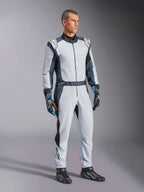 Alpinestars GP Pro Comp V2 FIA racingoverall, herrmodell i silver och svart aramid för professionell bilracing.