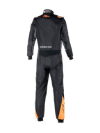 Alpinestars Atom Graphic racingoverall, FIA-certifierad bilsportsoverall i ett stycke, svart och fluororange, vy bakifrån som framhäver stretchpanel i midjan, varumärkeslogotyper och flamsäker aramidkonstruktion.