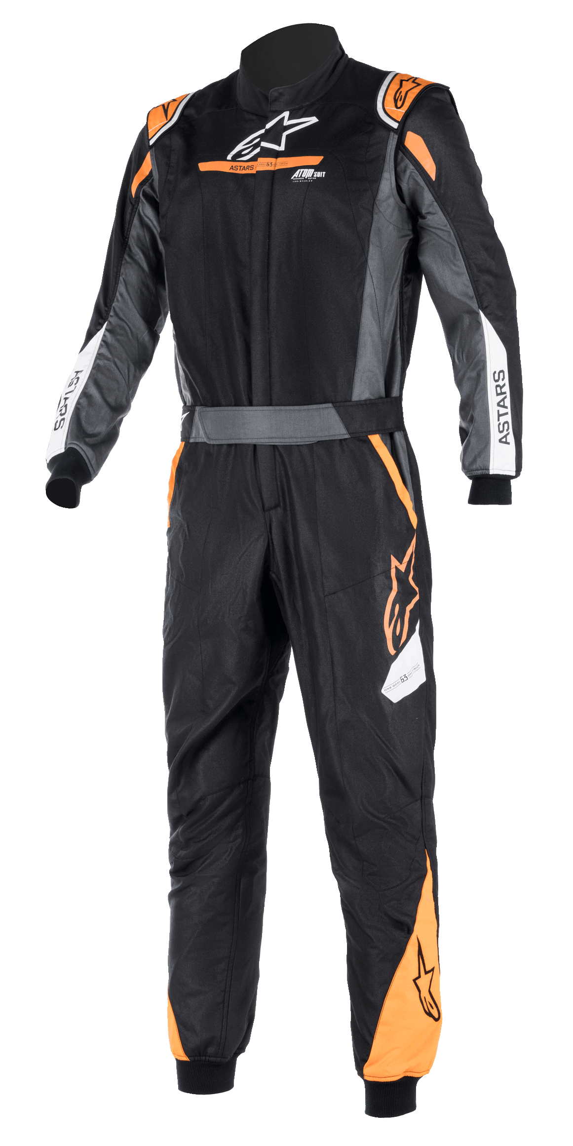 Alpinestars Atom FIA Graphic Suit, svart och antracit med detaljer i orange fluo, endelad FIA-certifierad racingoverall för bilsport, hög krage, ASTARS-logotyp på ärmarna, professionell utrustning för motorsport och banracing