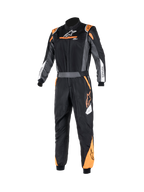 Alpinestars Atom Graphic ställ, FIA-godkänd racingoverall i ett stycke i svart, antracit och fluororange, framifrån med flamskyddad aramidkonstruktion, bältesmidja och ASTARS-märkning.