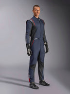 Alpinestars GP Tech V4-overall, racingoverall för bilsport, marinblå, svart och röd, bärs av en modell med svarta racinghandskar och stövlar, med svarta paneler och röda detaljer, professionell motorsportutrustning
